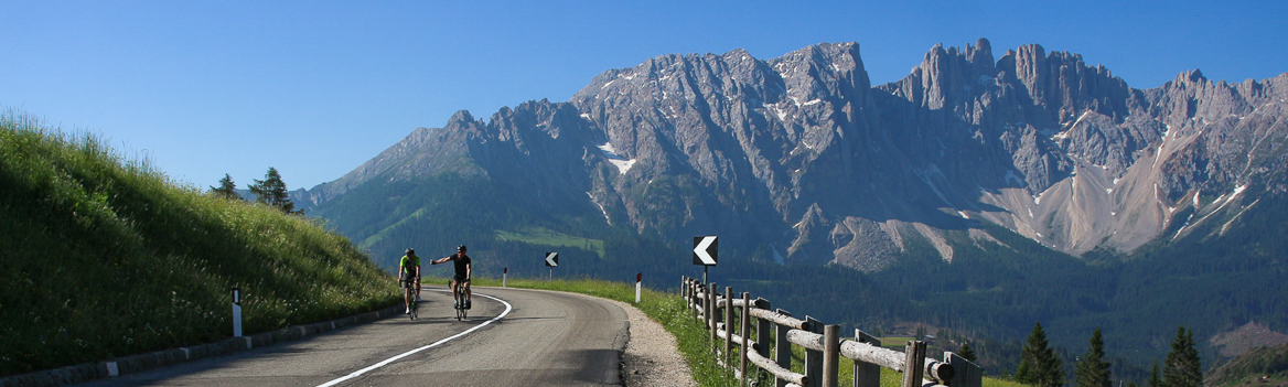 tour in bici di strada nelle Dolomiti, affrontando i principali passi italiani