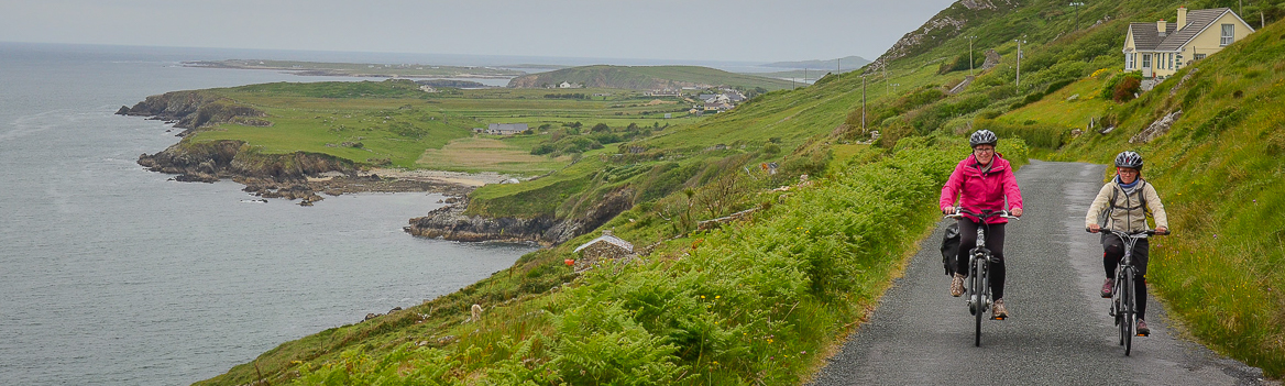 2 femmes à vélo lors d'un circuit vélo en Irlande