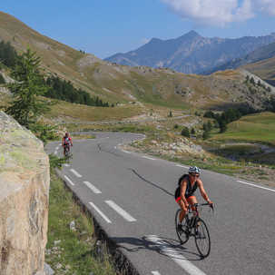 ciclisti da corsa che scalano il Col de la Bonette