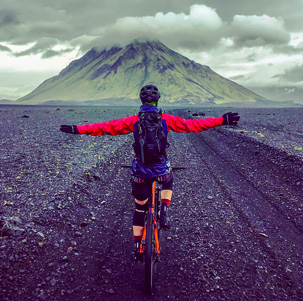 mountain biker che levita davanti a un vulcano in Islanda