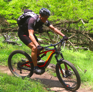 mountain biker con la E-MTB