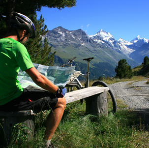 tour in libertà, mountain biker che lege la sua mappa