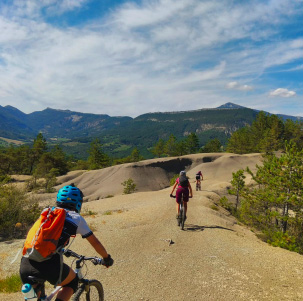 3 filles à VTT dans le Sud de la France