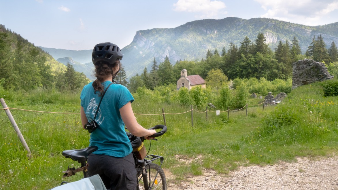 ciclista che guarda la catena montuosa del vercors