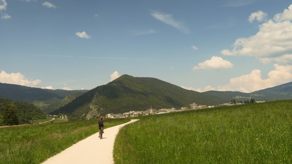 ciclista che pedala lungo sentiero incontaminato in ebike