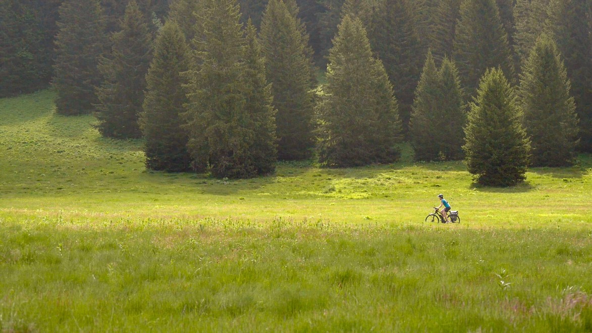 cicloturista che pedala in bici elettrica nelle valli del vercors