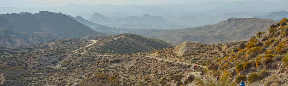 Ciclista gravel su una pista in Andalusia Tabernas