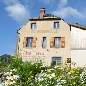 Circuito sterrato a stella nel cuore del Cantal alta Terra, in Francia