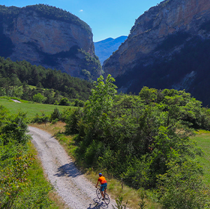 Ciclista gravel su una pista nel Diois