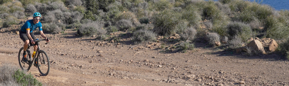 Ciclista gravel con la maglia Vélorizons